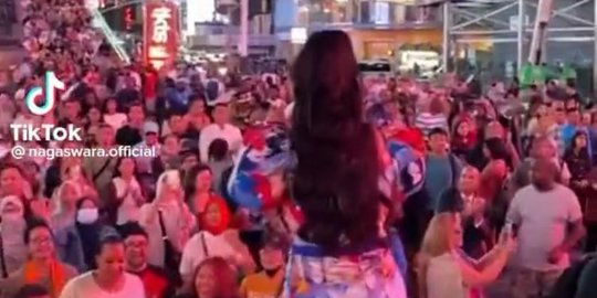 Sukses Bikin Bule Ikut Goyang, Ini Momen Fitri Carlina Tampil di Times Square