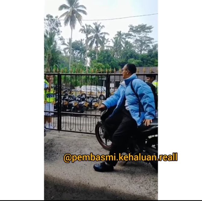 guru telat di larang masuk oleh siswanya