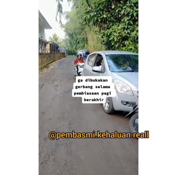 guru telat di larang masuk oleh siswanya