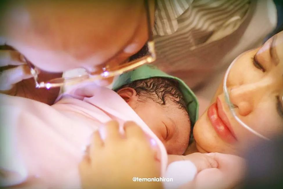 lahir anak pertama intip perjalanan kehamilan roro fitria