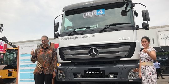 Truk Mercedes-Benz Axor Euro 4 Pamerkan Pesona di Mining Indonesia 2022