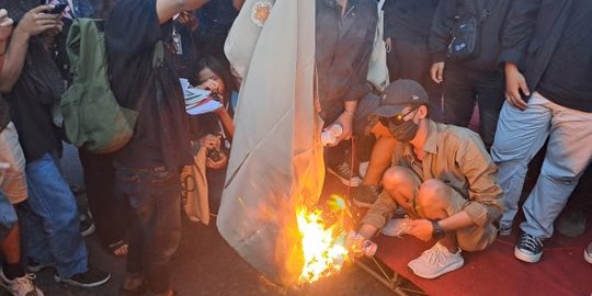 Demo Tolak Kenaikan BBM di Yogyakarta Diwarnai Aksi Bakar Almamater UGM - Vimarsana News