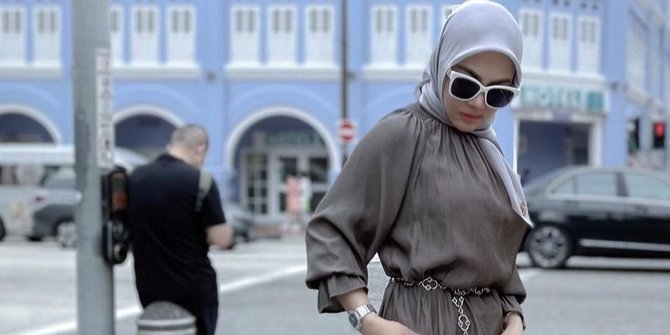 Intip Pose Cantik Syahrini di Singapura, Tenteng Tas Berharga Fantastis