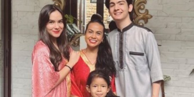 Diterpa Kabar Kurang Sedap, Intip Deretan Potret Steffi Zamora Bareng Keluarga