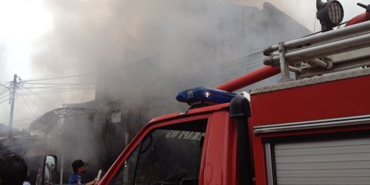 Diduga Korsleting, Api Muncul di Dalam Bus Tujuan Surabaya-Bali