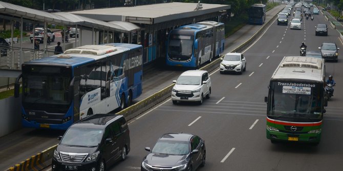 Ada Demo BBM Di Patung Kuda, Sejumlah Rute TransJakarta Dialihkan ...