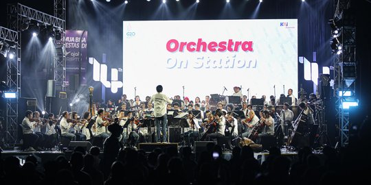 Aksi Addie Ms Bersama Twilite Orchestra Hibur Calon Penumpang KRL