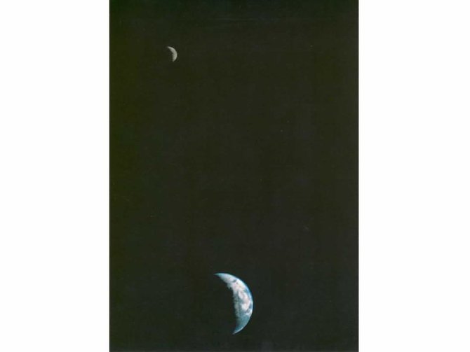 foto pertama bumi dan bulan diambil oleh voyager 1