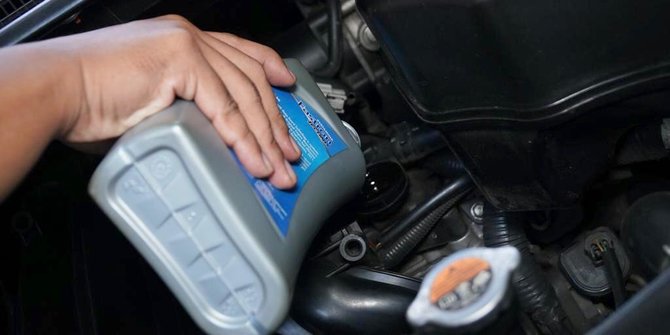 Salah Kaprah! Jangan Tunggu 6 Bulan untuk Ganti Oli Mobil Kesayangan Anda