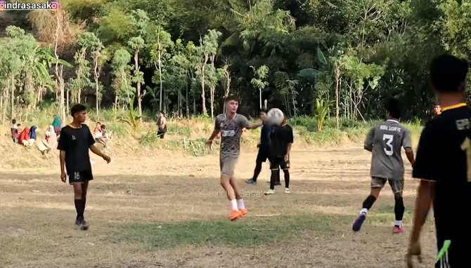 jadi perhatian cewek cewek noa adik melissa asal prancis bermain sepak bola tarkam