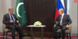 Vladimir Putin Tertawakan PM Pakistan karena Tak Bisa Pasang Earphone