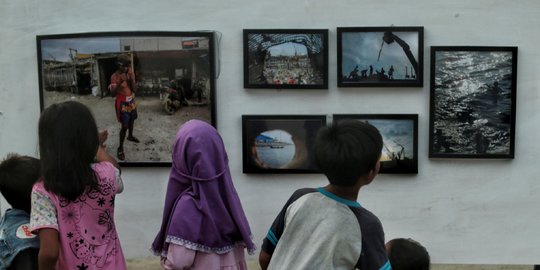 Melihat Pameran Foto Karya Anak Pesisir