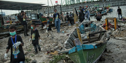 Aksi Anak-Anak Bersihkan Sampah Pesisir