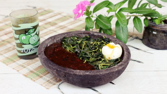 daun ginseng jawa rebus dengan sambal petis dan telur rebus