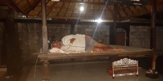 Kelakuan Aneh Bule di Bali, Jadi Gelandangan hingga Panjat Pohon Kramat