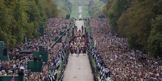 Lautan Manusia Sambut Kedatangan Peti Mati Ratu Elizabeth II di Windsor