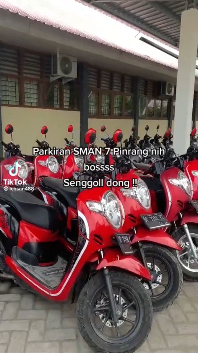 parkiran sekolah bak dealer motor