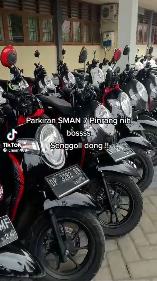 parkiran sekolah bak dealer motor