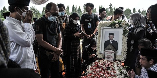 Duka Warga Berziarah ke Makam Azyumardi Azra