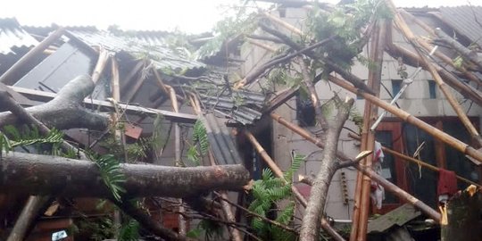 401 Rumah Warga di Tangsel Rusak Disapu Puting Beliung, Atap Beterbangan