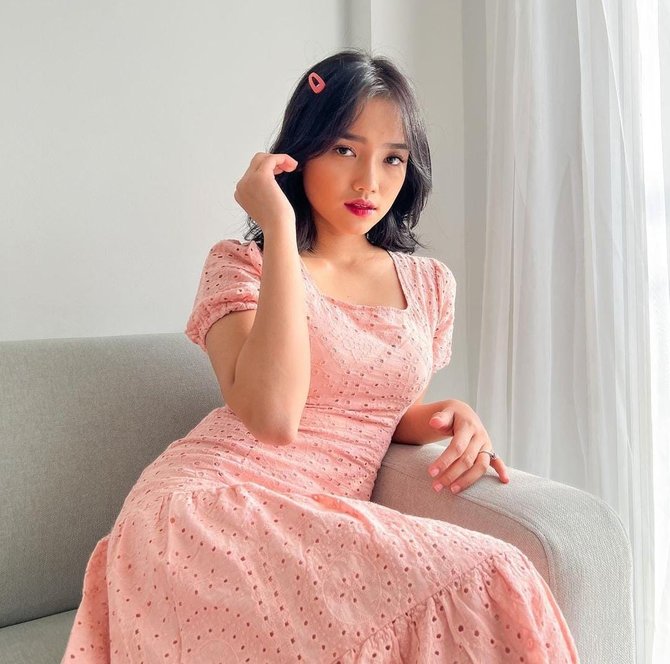 cantik dan anggun ini deretan foto fuji pakai dress pink yang tuai banyak pujian
