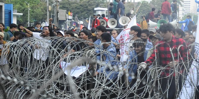 Tolak Kenaikan BBM Dan Tarif, Ojol Dan Buruh Hari Ini Geruduk DPR Dan ...