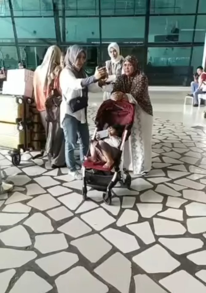 viral satu keluarga pulang umrah digerebek jamaah diduga penipuan