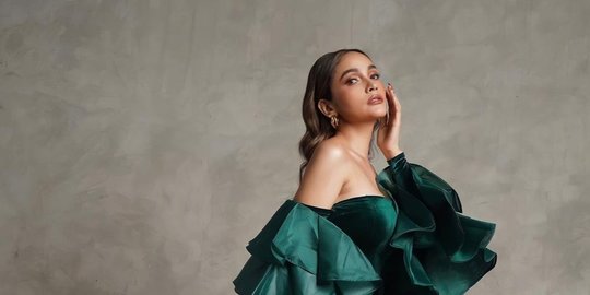 4 Potret Dafina Jamasir 'Kisah Nyata' Pakai Gaun, Cantik Memesona