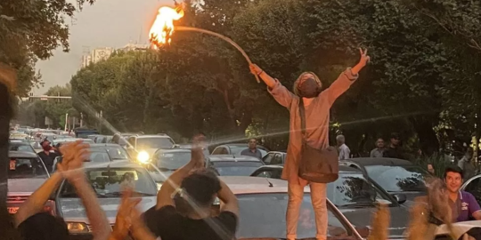 Perempuan-Perempuan Iran Demo Bakar Hijab di Jalanan
