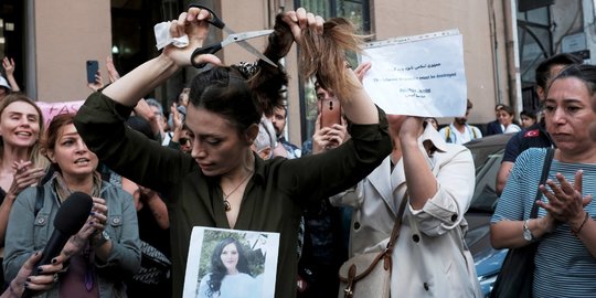 Wanita di Turki Protes Kematian Mahsa Amini dengan Potong Rambut