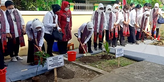 Iriana Jokowi dan Wury Ma'ruf Amin Blusukan ke Sragen, Bagi Sembako dan Tanam Kelapa