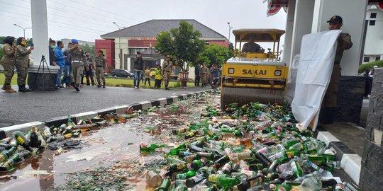 Ribuan Botol Miras di Tasikmalaya Digilas Alat Berat