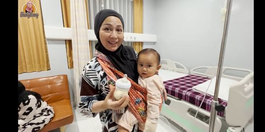 Baby Meshwa Anak Denny Cagur Dilarikan ke IGD, Badannya Panas Sampai 41 Derajat Baby Meshwa Anak Denny Cagur Dilarikan ke IGD, Badannya Panas Sampai 41 Derajat