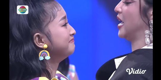 Cantika Peserta D'Academy 5 Tereliminasi Dipeluk Dewi Perssik 'Aku Berdiri Buat Kamu'