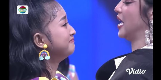Cantika Peserta D'Academy 5 Tereliminasi Dipeluk Dewi Perssik 'Aku Berdiri Buat Kamu' Cantika Peserta D'Academy 5 Tereliminasi Dipeluk Dewi Perssik 'Aku Berdiri Buat Kamu'