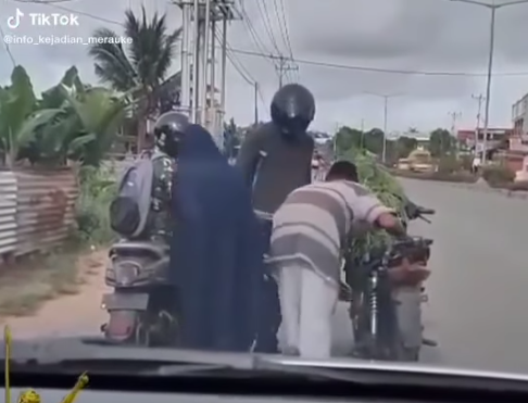 kakek nenek motornya mogok tiba tiba datang dua tni lakukan ini