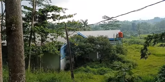 Pabrik Air Mineral di Sukabumi Terbengkalai, di Dalamnya Masih Ada Mesin & Forklift Pabrik Air Mineral di Sukabumi Terbengkalai, di Dalamnya Masih Ada Mesin & Forklift
