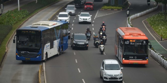 Ada Demo Tolak Kenaikan BBM di Patung Kuda, Ini Peralihan Rute Bus TransJakarta