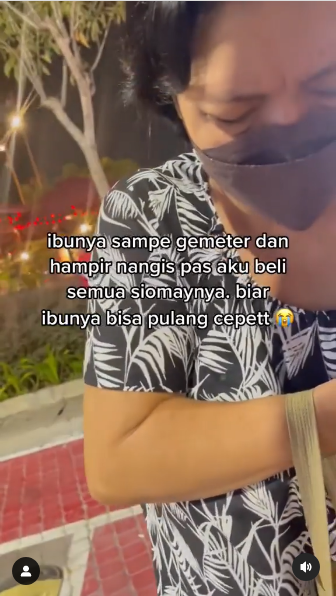 aksi haru wanita borong dagangan ibu ibu penjual siomay