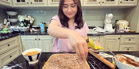 Momen Prilly Latuconsina Membuat Kue di Rumah, Netizen 'Dia Sempurna Banget'