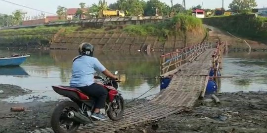 Dua Jembatan Utama Bengawan Solo Ditutup, Warga Bangun Jembatan Bambu