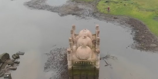 Kembali Muncul Usai Tenggelam 30 Tahun, Ini Potret Masjid Kuno 'Noori' di India
