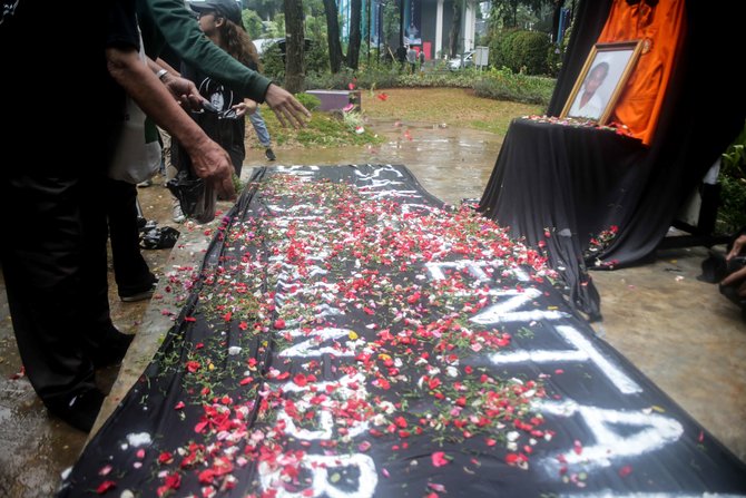 tabur bunga peringati 21 tahun tragedi semanggi