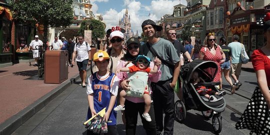 6 Momen Keseruan Lala Jalan-jalan di Disneyland Amerika, Sambil Gendong Rayyanza