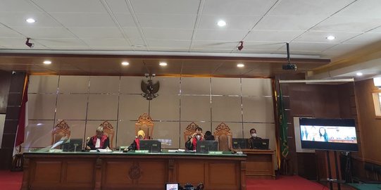 Ade Yasin Divonis 4 Tahun Penjara, Pendukung Menangis dan Lempar Botol ke Arah Hakim