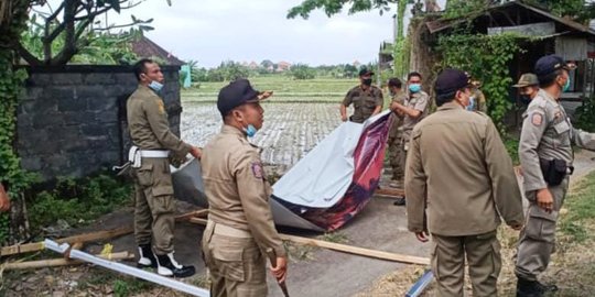 Jelang Puncak KTT G20, Satpol PP Bali Bersihkan Baliho Iklan Rokok