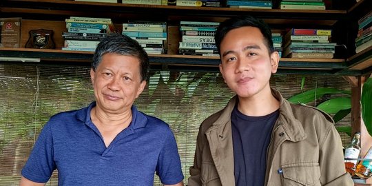 Senyum Gibran Rakabuming Temui Rocky Gerung: Idola Saya