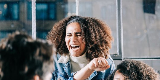 60 Tebak-Tebak Lucu Bikin Ngakak, Menghibur Waktu Santai