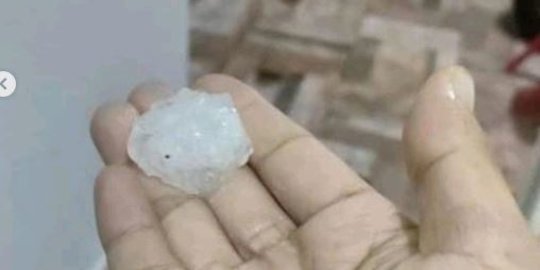 Viral Hujan Es di Kendal, Begini Penampakannya
