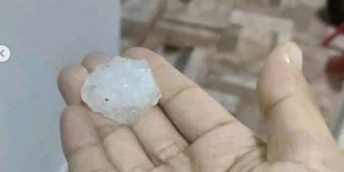 Viral Hujan Es di Kendal, Begini Penampakannya